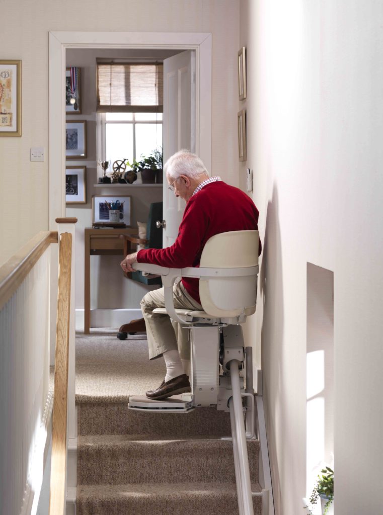 subir escaleras con una silla