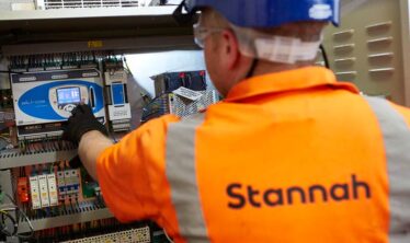 Técnico de Stannah trabajando en equipos de movilidad
