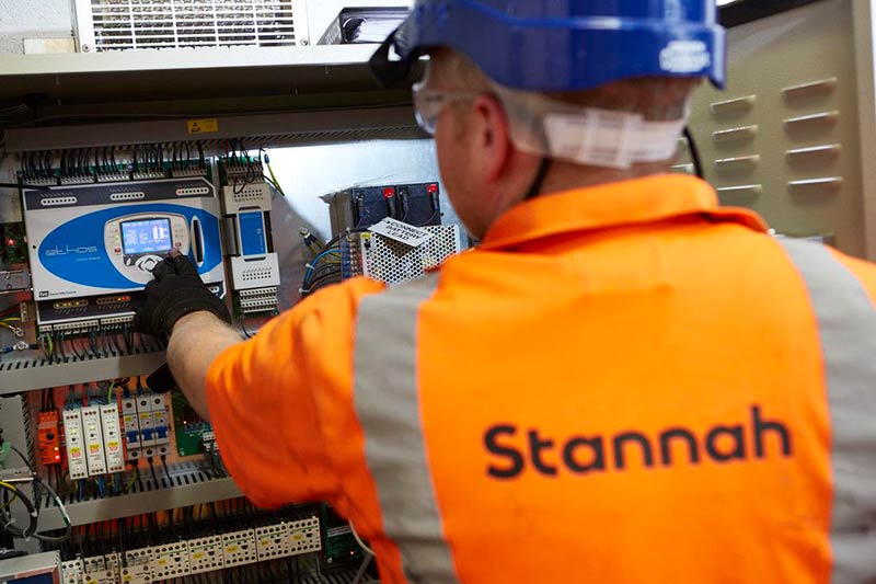 Técnico de Stannah trabajando en equipos de movilidad