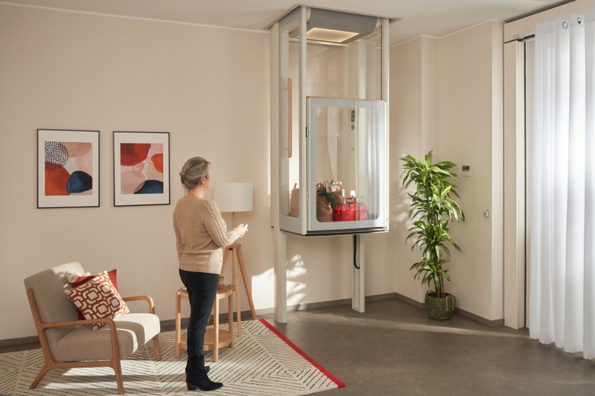 Mujer en su sala de estar, subiendo el Uplifts S2 con la compra dentro.