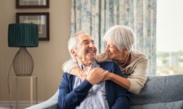 Pareja feliz e independiente en su hogar